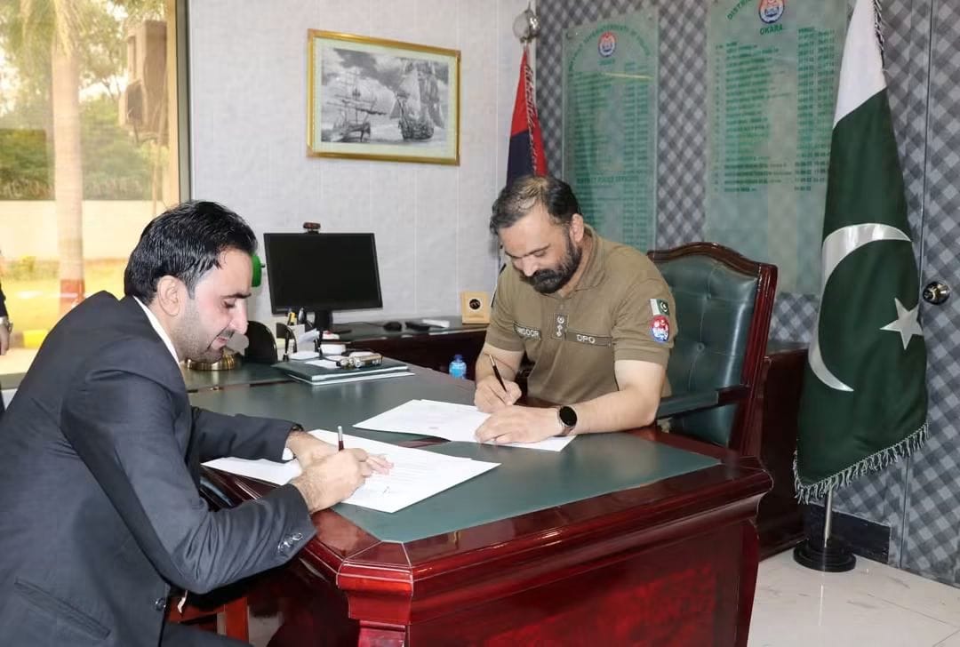Al-Nisa representative signing MOU with DPO Okara