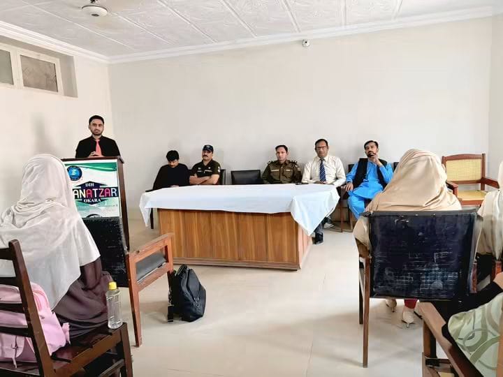 Al-Nisa CEO speaking at a Sanat Zaar Okara meeting attended by police and community representatives